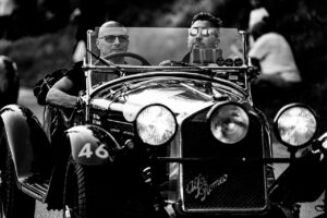 浮気調査で車を使った並走追跡の方法は？