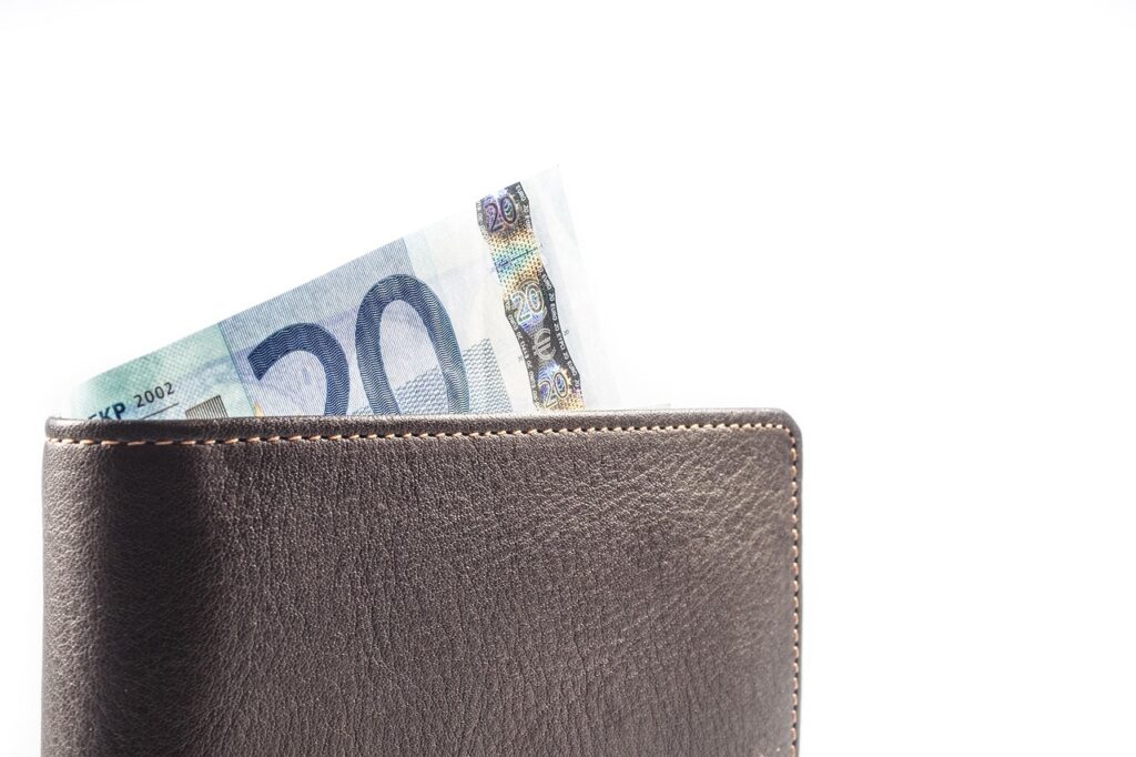 浮気調査を探偵に依頼する際、20万円以内でできるか？