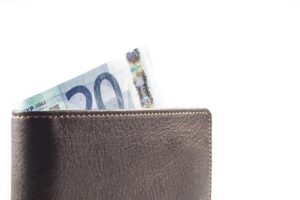 浮気調査を探偵に依頼する際、20万円以内でできるか？